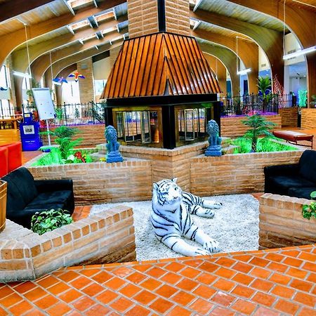 Douglas Inn And Conference Center Bagian luar foto