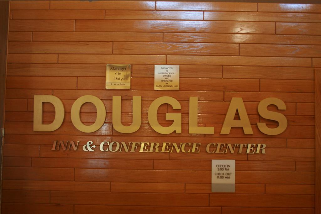 Douglas Inn And Conference Center Bagian luar foto
