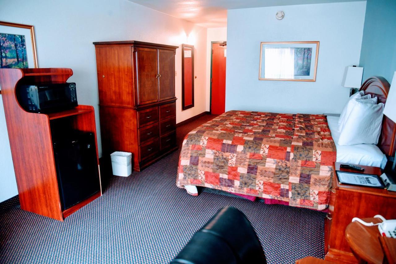 Douglas Inn And Conference Center Bagian luar foto
