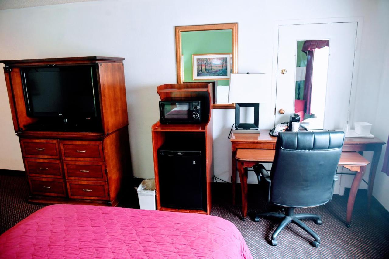 Douglas Inn And Conference Center Bagian luar foto