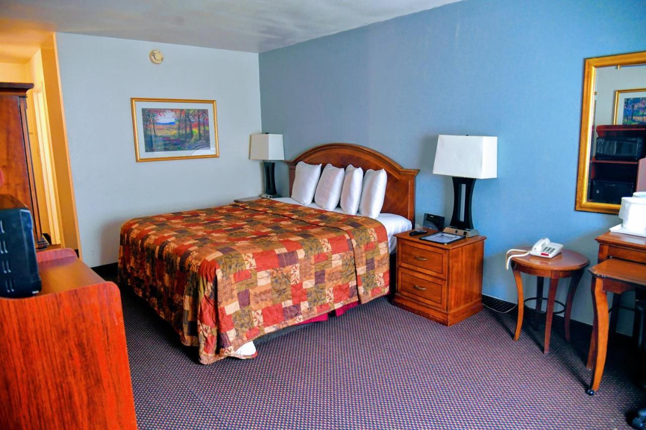 Douglas Inn And Conference Center Bagian luar foto