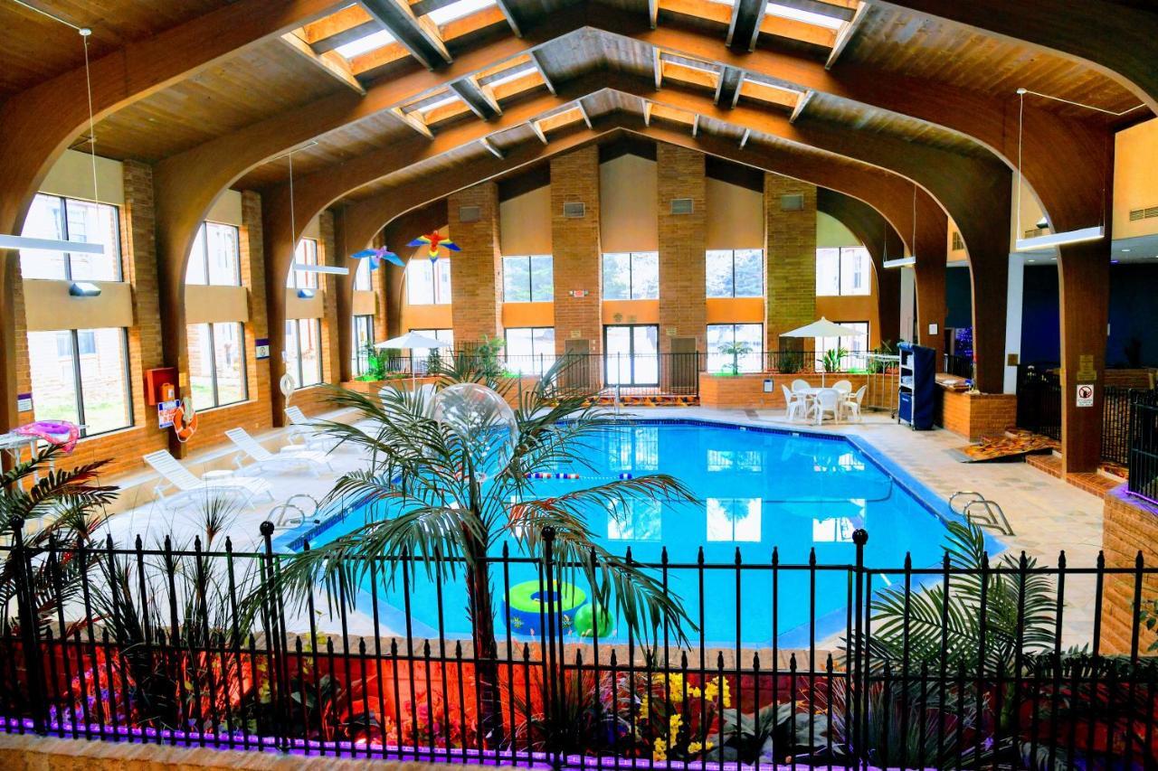 Douglas Inn And Conference Center Bagian luar foto