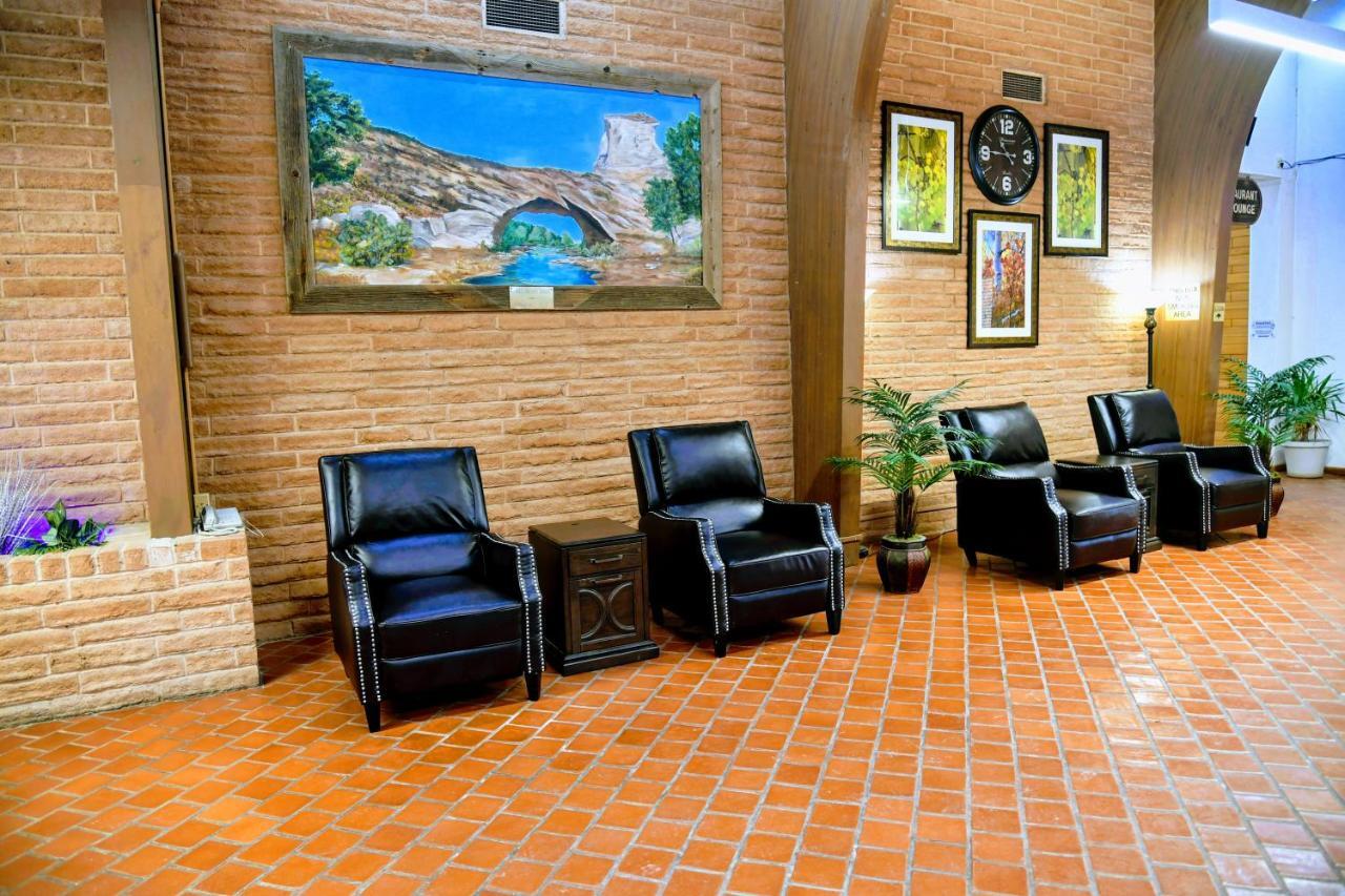 Douglas Inn And Conference Center Bagian luar foto