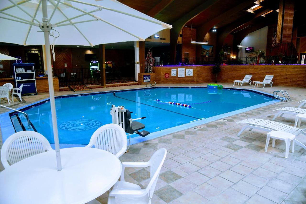Douglas Inn And Conference Center Bagian luar foto