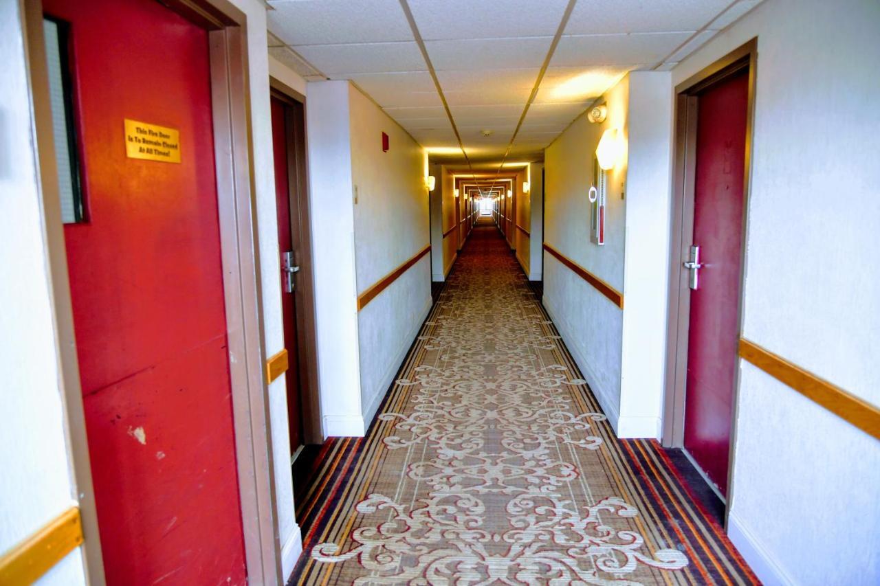 Douglas Inn And Conference Center Bagian luar foto