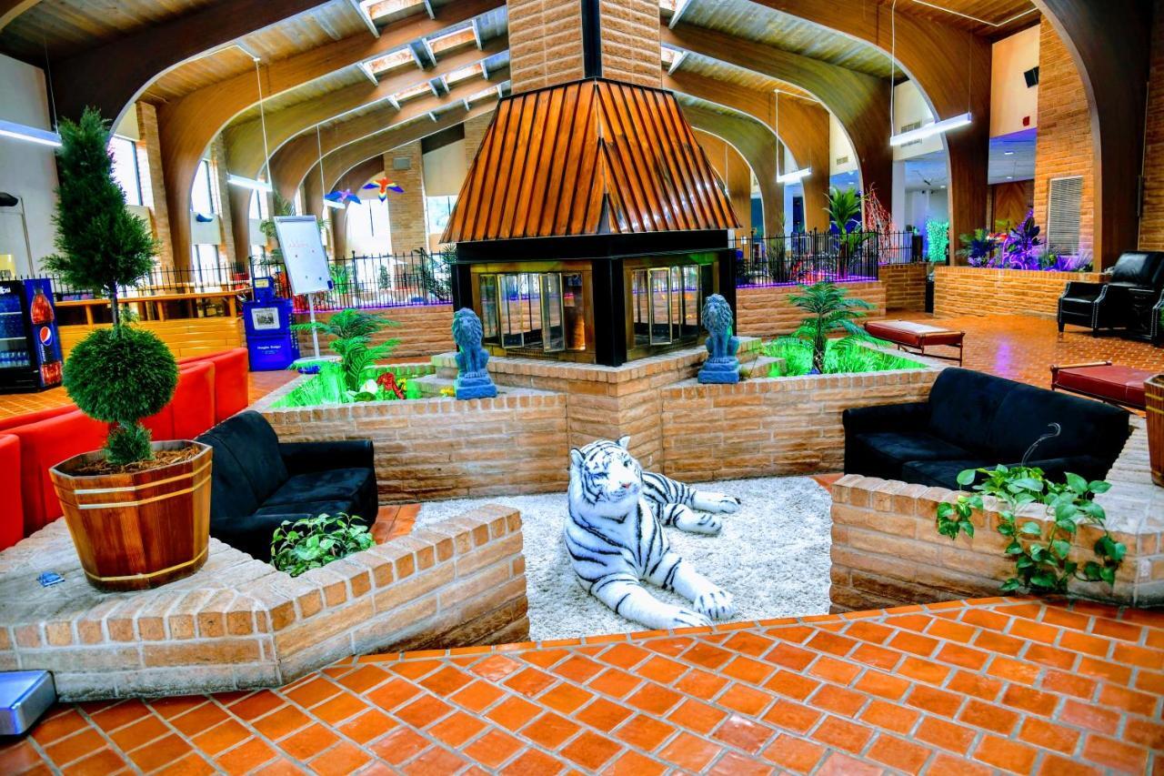 Douglas Inn And Conference Center Bagian luar foto