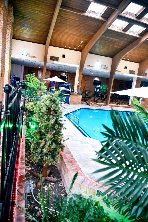 Douglas Inn And Conference Center Bagian luar foto