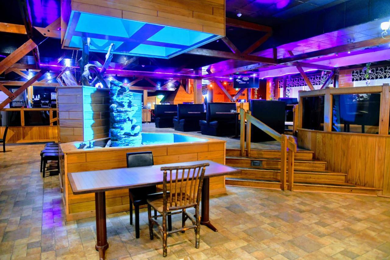 Douglas Inn And Conference Center Bagian luar foto