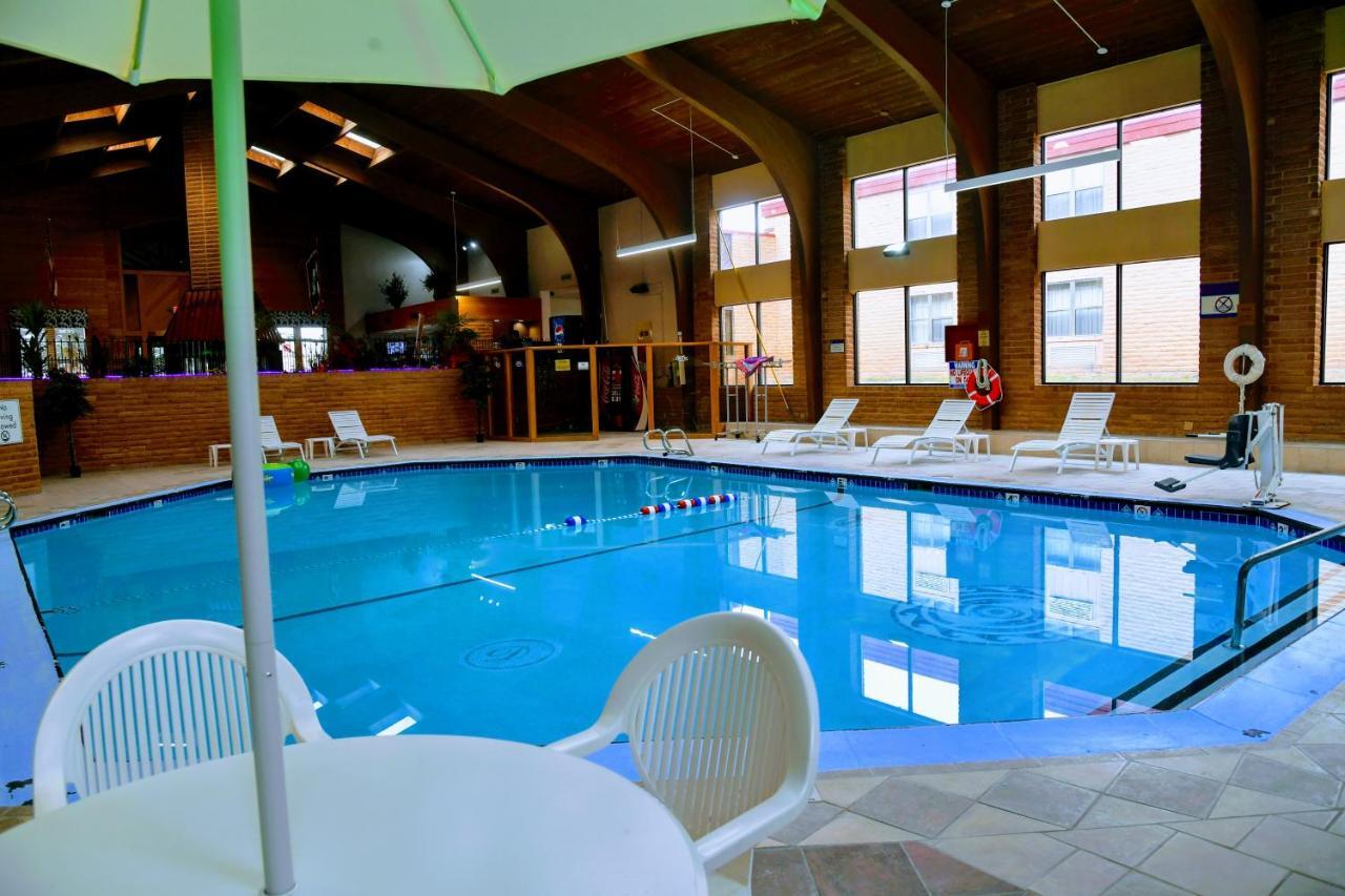 Douglas Inn And Conference Center Bagian luar foto
