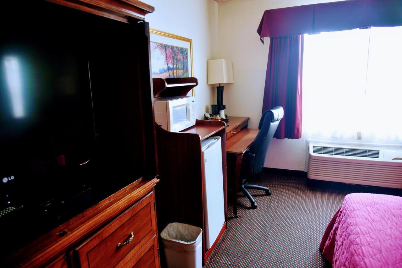Douglas Inn And Conference Center Bagian luar foto