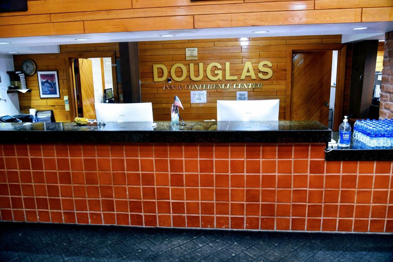 Douglas Inn And Conference Center Bagian luar foto